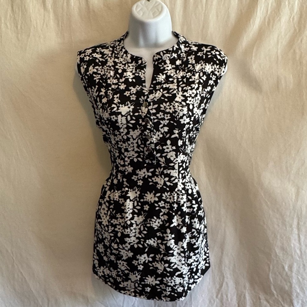 E-172 Kim Rogers Black & White‎ Floral Sleeveless PleatedSummer Blouse Size M